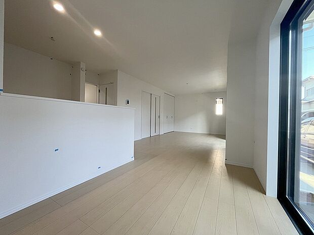 家族が食事するダイニングスペースをキッチンから見渡せる設計に。お料理をしながら家族とのコミュニケーションが増えそうな予感。 