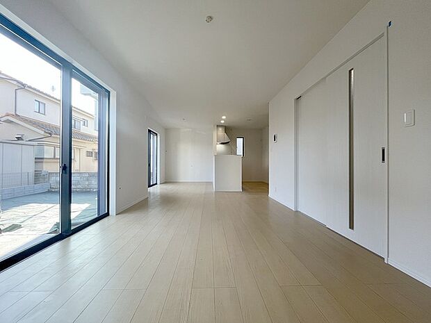 ゆとりのあるサイズのリビングダイニング。 お食事スペースと、お寛ぎ空間を分けてご利用可能。 少し大きめのソファーを置いて、 一家団欒なお時間をご共有ください。