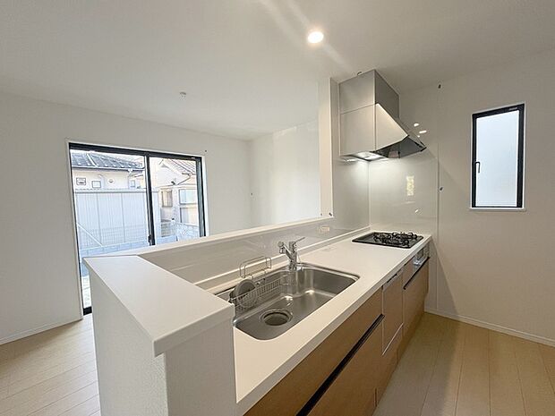 キッチンコンロスペースの近くには、空気の入れ替えが可能な開口部を設置！！ お料理をする際には、換気扇を回しながら匂いが籠らない様に開放してお料理もお楽しみ頂けます。 