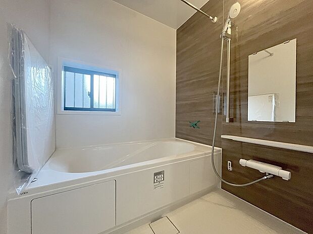 浴室乾燥機の他にも開口部のある浴室スペース。 お風呂上がりの湿気も、窓を開けておくことで改善可能。 お湯につかりながら、ちょっとした露天気分？ 