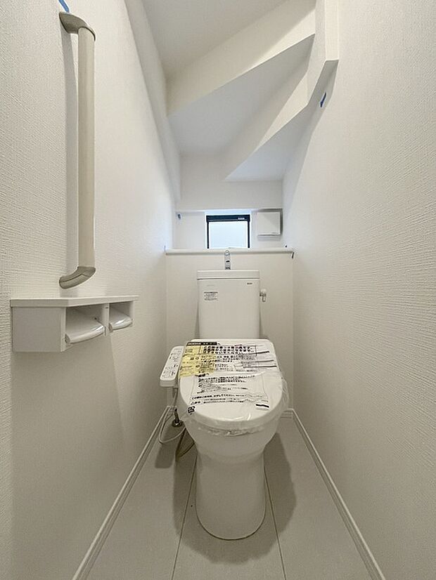 階段下を有効活用したトイレスペース。 便座はもちろんウォシュレット。