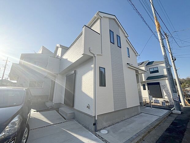 周辺の街並みの中で適度な主張、生活に溶け込むシンプルなデザインの外観が魅力の一戸建です。 