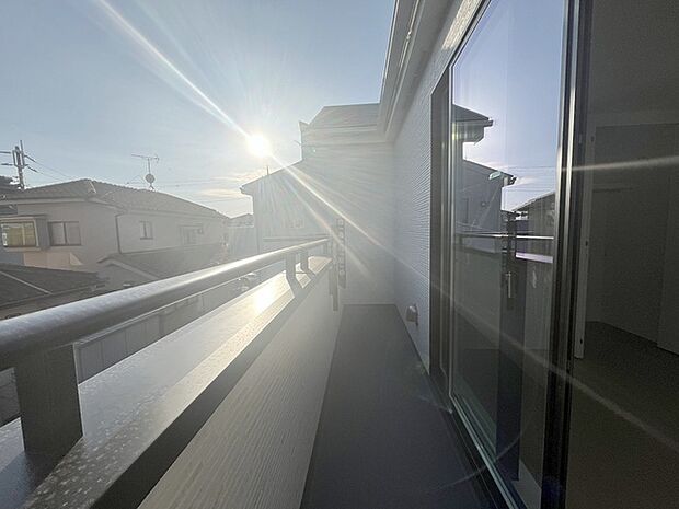 季節の変化や天気の良い日には、バルコニーでの時間が心地よく、気分をリフレッシュさせることができます。 