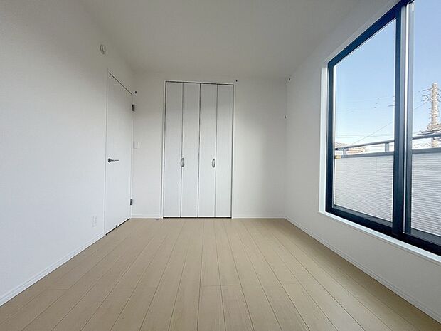 洋室はモダンなデザインと機能性を備え、快適な生活空間に。明るい窓から差し込む自然光が広々とした空間をさらに明るく開放的に感じさせます。