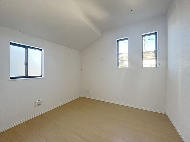 勾配天井の2階のお部屋。この勾配の角度がお洒落な雰囲気を感じさせてくれます。