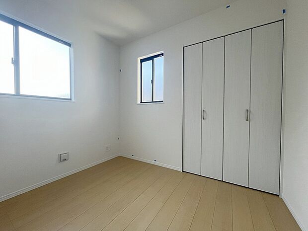 スタイリッシュなデザインと快適な居住性を兼ね備えた洋室。広々とした空間は、自分らしいインテリアを楽しむことができるほか、リラックスした時間を過ごすことができそうです。