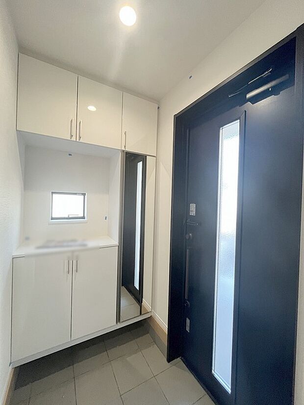 玄関は家の第一印象を左右する重要な場所。ほどよい広さとスタイリッシュな色遣いが印象的です。 