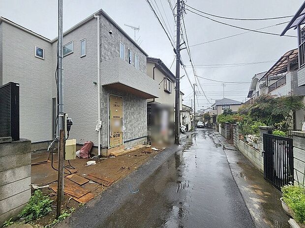 安心して暮らすことのできる住宅街。 住宅地の道路は一般に交通量が少なく車などの騒音が少ないため、住民にとって静かな生活環境が提供されます。