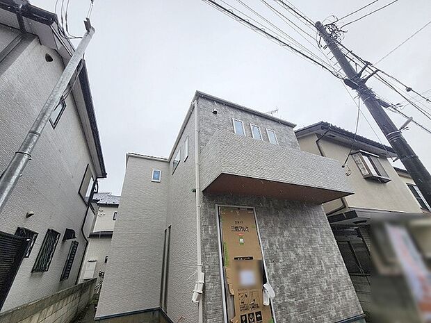 周辺の街並みの中で適度な主張、生活に溶け込むシンプルなデザインの外観が魅力の一戸建です。