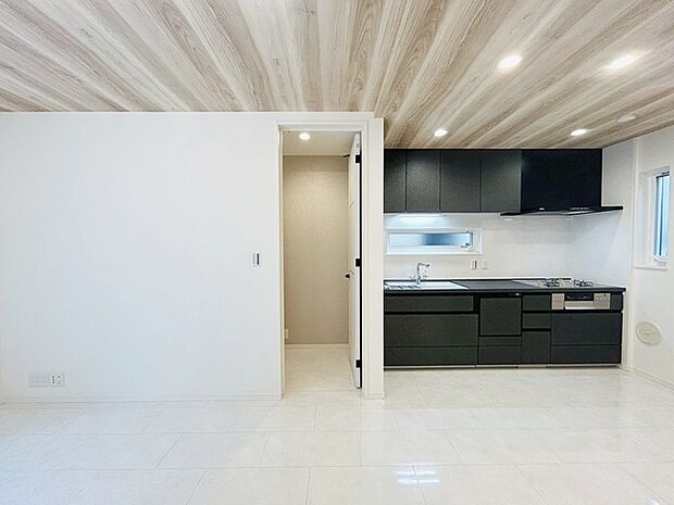 家族が食事するダイニングスペースをキッチンから見渡せる設計に。お料理をしながら家族とのコミュニケーションが増えそうな予感。