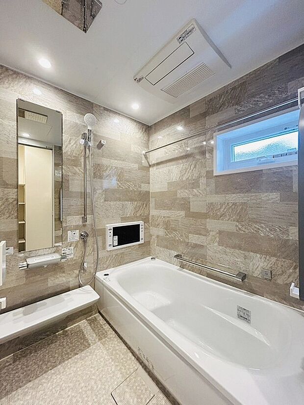 浴室乾燥機の他にも開口部のある浴室スペース。 お風呂上がりの湿気も、窓を開けておくことで改善可能。 お湯につかりながら、ちょっとした露天気分?