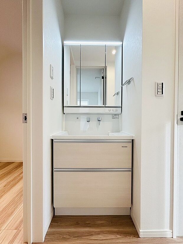 三面鏡に洗面台。 コンセントに照明機能、多機能性を備えた設備です。