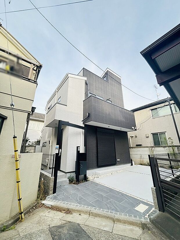 周辺の街並みの中で適度な主張、生活に溶け込むシンプルなデザインの外観が魅力の一戸建です。