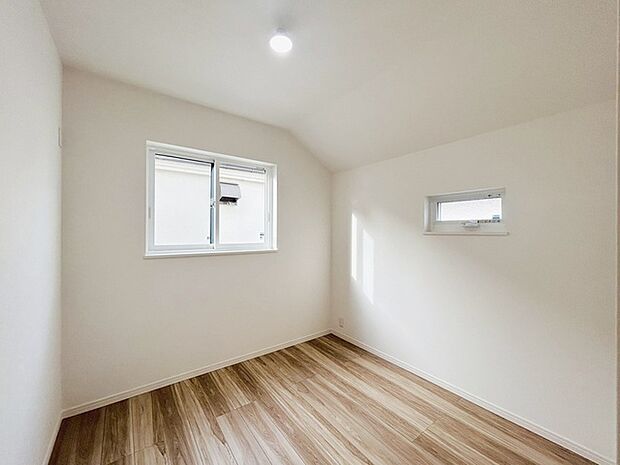 洋室はモダンなデザインと機能性を備え、快適な生活空間に。明るい窓から差し込む自然光が広々とした空間をさらに明るく開放的に感じさせます。