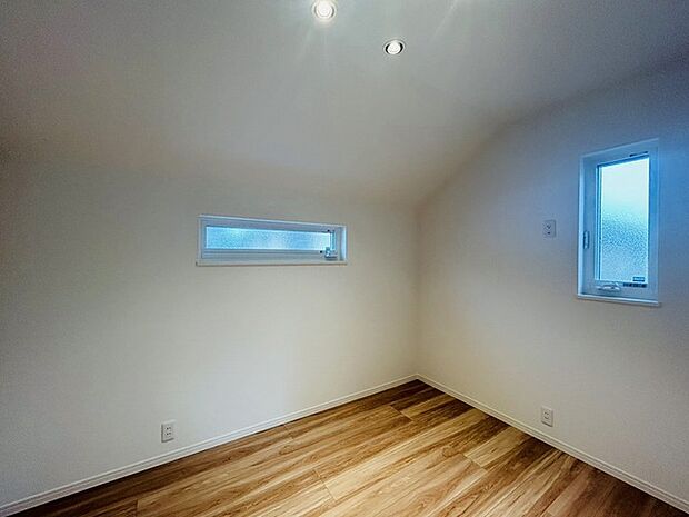 勾配天井の2階のお部屋。この勾配の角度がお洒落な雰囲気を感じさせてくれます。