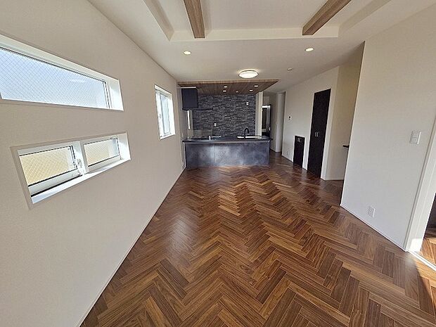 家族の集まるリビングは気持ちの良い自然光が差し込む団欒空間。室内のご見学予約も随時、受付中ですのでお気軽にお問合せください。 