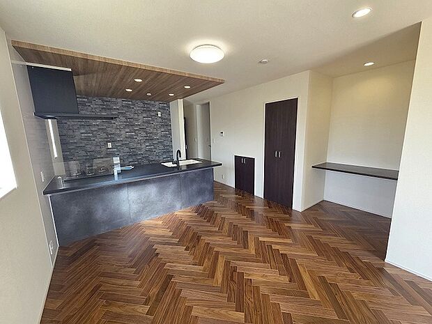 実際に室内をご見学頂くと生活のイメージが広がると思います。家具を置いたイメージや窓からの景色など。周辺で販売に出している物件も一緒にまとめてご見学頂き、比較する事もできます。