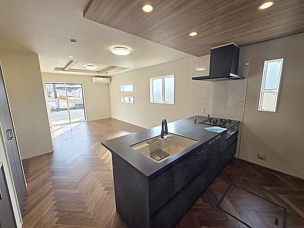 家族が食事するダイニングスペースをキッチンから見渡せる設計に。お料理をしながら家族とのコミュニケーションが増えそうな予感。 