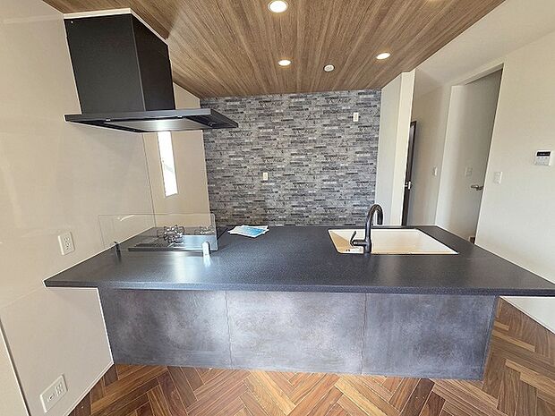 カウンターキッチンならではの開放的な見通し、全体が見渡せることでご家族の団欒スペースもより明るく笑顔が溢れる空間となります。