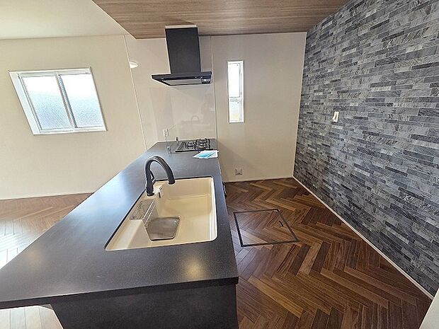 キッチンコンロスペースの近くには、空気の入れ替えが可能な開口部を設置!! お料理をする際には、換気扇を回しながら匂いが籠らない様に開放してお料理もお楽しみ頂けます。