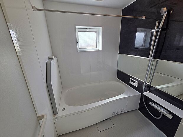 一日の疲れを癒してくれるゆったりとしたバスルームです。