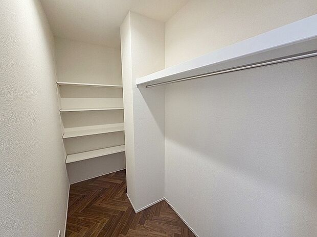 収納スペースがたっぷりと確保されたこの物件では、生活をより快適に送ることができます。