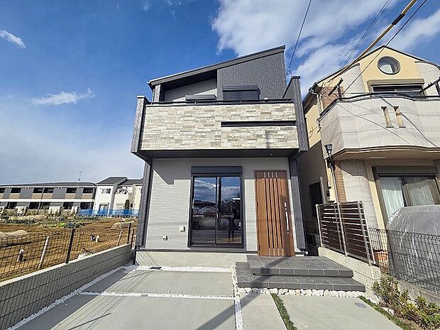 周辺の街並みの中で適度な主張、生活に溶け込むシンプルなデザインの外観が魅力の一戸建です。