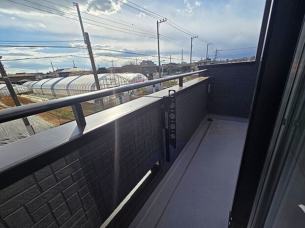 季節の変化や天気の良い日には、バルコニーでの時間が心地よく、気分をリフレッシュさせることができます。