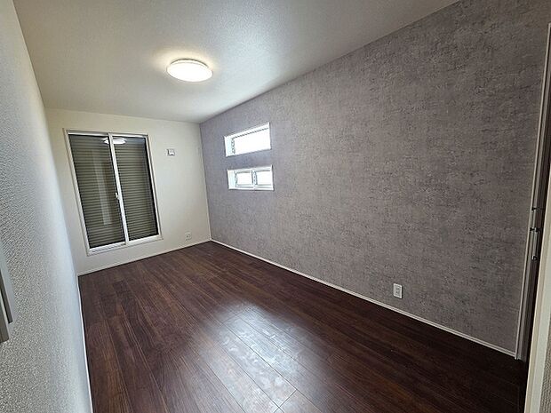 スマートなデザインと賢い収納が生活を快適にします。広々とした雰囲気を演出する工夫が施され、生活空間の魅力を引き出します。