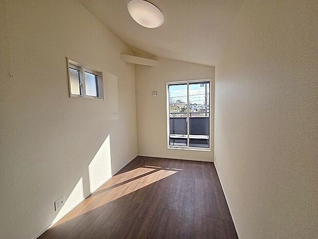 洋室はモダンなデザインと機能性を備え、快適な生活空間に。明るい窓から差し込む自然光が広々とした空間をさらに明るく開放的に感じさせます。  