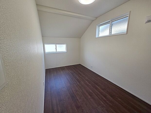 スマートなデザインと賢い収納が生活を快適にします。広々とした雰囲気を演出する工夫が施され、生活空間の魅力を引き出します。