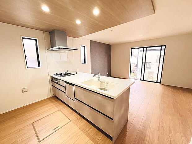 カウンターキッチンならではの開放的な見通し、全体が見渡せることでご家族の団欒スペースもより明るく笑顔が溢れる空間となります。 