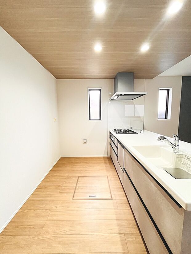 お料理をしながらリビングの家族やゲストとの会話が楽しめるカウンタータイプのキッチン。毎日のお料理を楽しく快適に。 