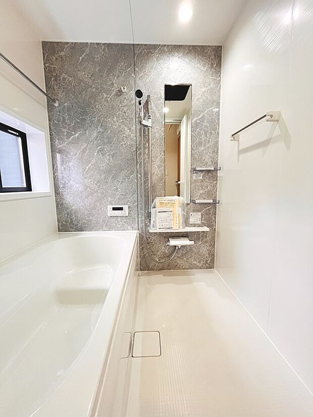 一日の疲れを癒してくれるゆったりとしたバスルームです。 