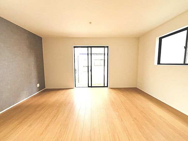 洋室はモダンなデザインと機能性を備え、快適な生活空間に。明るい窓から差し込む自然光が広々とした空間をさらに明るく開放的に感じさせます。  