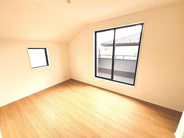 勾配天井の2階のお部屋。この勾配の角度がお洒落な雰囲気を感じさせてくれます。 