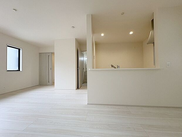 カウンターキッチンならではの開放的な見通し、全体が見渡せることでご家族の団欒スペースもより明るく笑顔が溢れる空間となります。