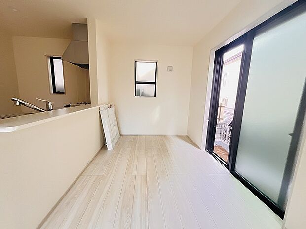 家族が食事するダイニングスペースをキッチンから見渡せる設計に。お料理をしながら家族とのコミュニケーションが増えそうな予感。 