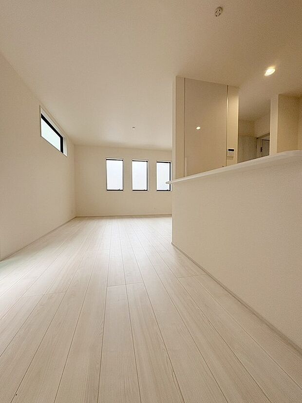 家族が食事するダイニングスペースをキッチンから見渡せる設計に。お料理をしながら家族とのコミュニケーションが増えそうな予感。