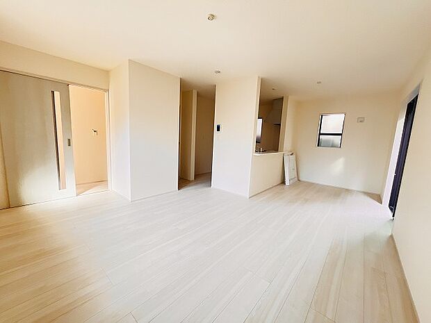 家族の集まるリビングは気持ちの良い自然光が差し込む団欒空間。室内のご見学予約も随時、受付中ですのでお気軽にお問合せください。 