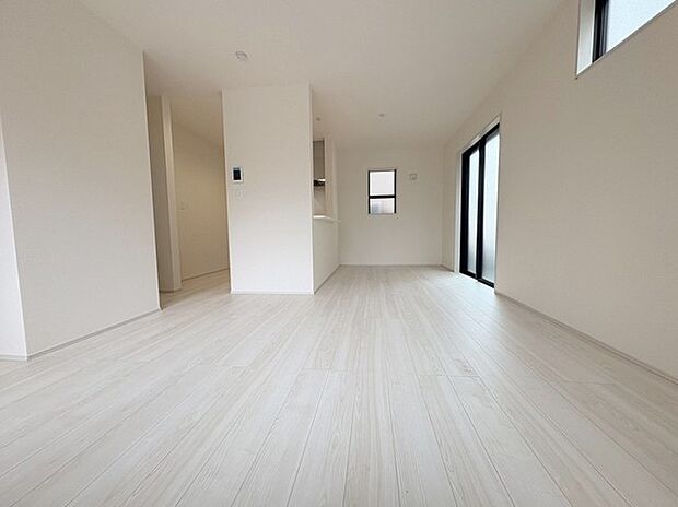 家族みんなが集まるリビング。広さを重視した家族全員が集まれるリビングは、住む上で大事な空間になります。