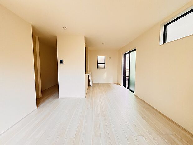 実際に室内をご見学頂くと生活のイメージが広がると思います。家具を置いたイメージや窓からの景色など。周辺で販売に出している物件も一緒にまとめてご見学頂き、比較する事もできます。