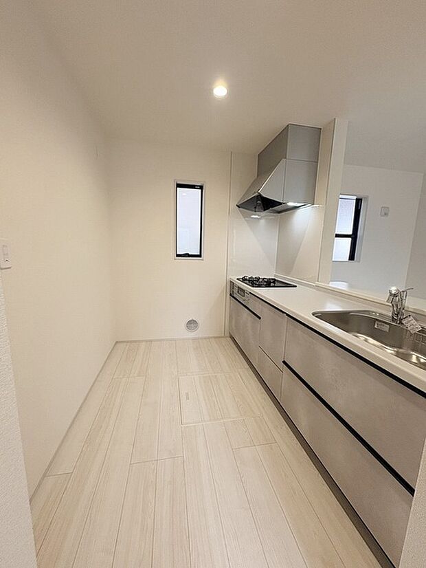 カウンターキッチンならではの開放的な見通し、全体が見渡せることでご家族の団欒スペースもより明るく笑顔が溢れる空間となります。