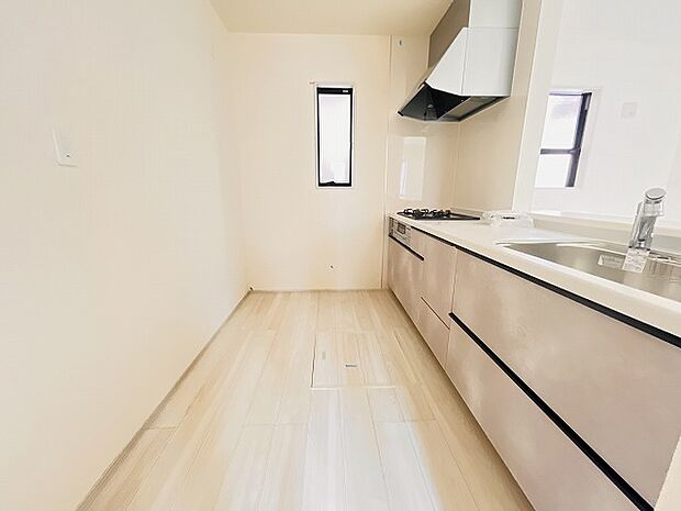 キッチンコンロスペースの近くには、空気の入れ替えが可能な開口部を設置!! お料理をする際には、換気扇を回しながら匂いが籠らない様に開放してお料理もお楽しみ頂けます。