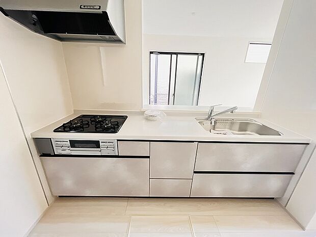 お料理をしながらリビングの家族やゲストとの会話が楽しめるカウンタータイプのキッチン。毎日のお料理を楽しく快適に。