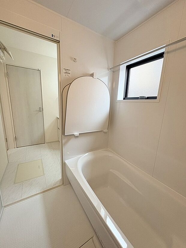 一日の疲れを癒してくれるゆったりとしたバスルームです。