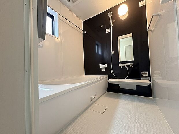 一日の疲れを癒してくれるゆったりとしたバスルームです。