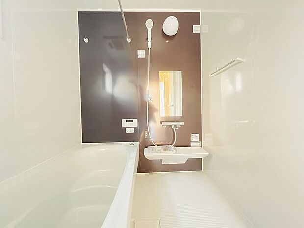 一日の疲れを癒してくれるゆったりとしたバスルームです。