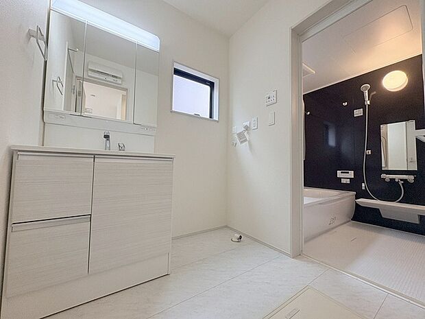 使いやすいタイプの洗面化粧台のあるランドリースペース