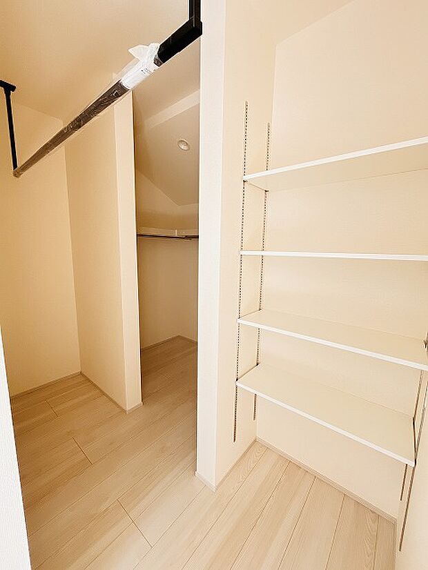 各所に効率的に配置された収納スペースがあり、日常のモノをすっきりと収納できます。 